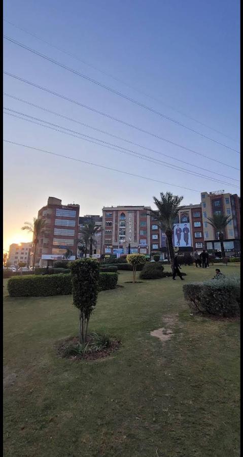 רוואלפינדי Comfortable Rental Apartments In Bahria Town מראה חיצוני תמונה